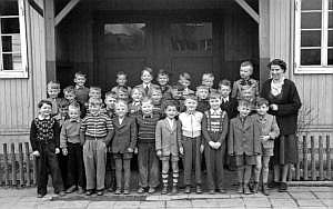 1955_schulhof_03_hp 1. klasse